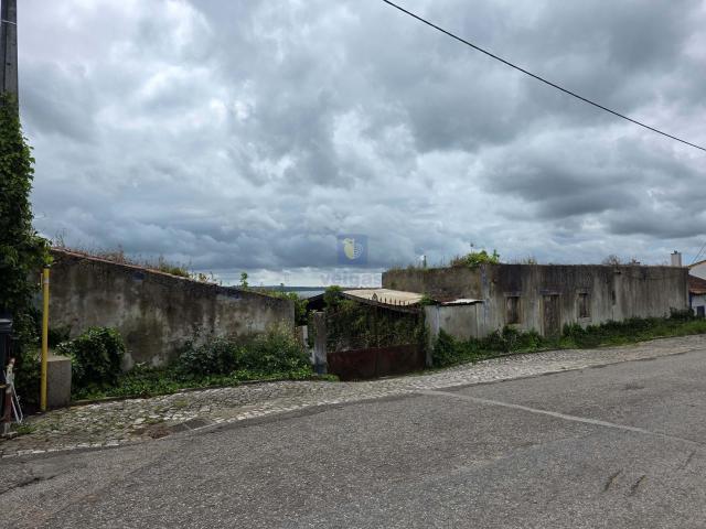 Terreno com 9.620m², sendo que cerca de 6.000m² encontram se em Espaço Urbano Nível 3, o que possibilita a construção de cerca de 11 habitações. Atualmente tem uma casa com 215m² para recuperação ou demolição