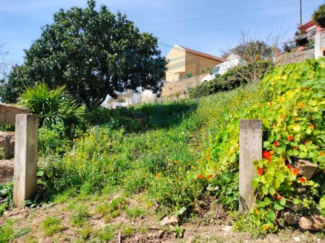 Terreno com 1012 m2, com Moradia T1 por acabar com 90 m2 sendo numa zona calma e aprazível, dentro da Aldeia