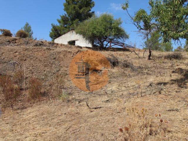 TERRENO COM 113.000 M2 COM ÁGUA ELETRICIDADE ESTUFAS PARA CONSTRUÇÃO HABITAÇÃO E TURISMO EM ODELEITE CASTRO MARIM ALGARVE