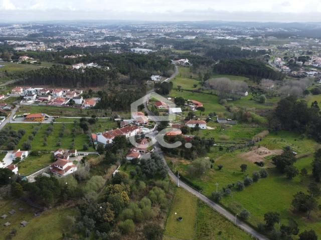 Terreno com 1753 m2 e projeto aprovado para moradia térrea isolada nos Parceiros, Leiria