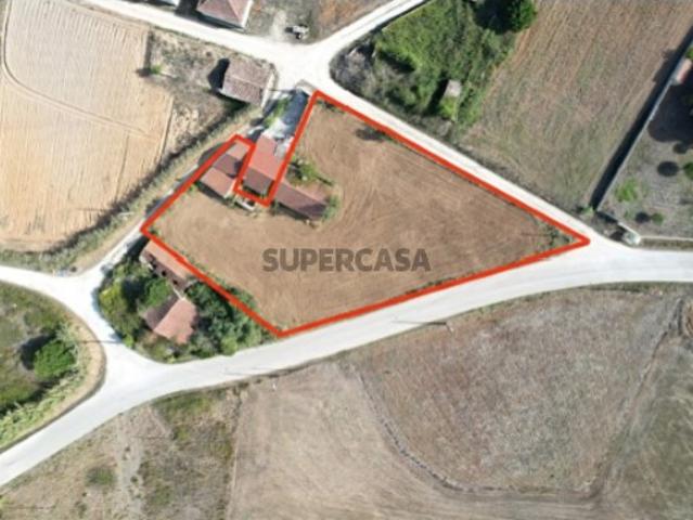 Terreno com 1840 m2 com moradia para recuperação Moita Ferreiros Lourinha