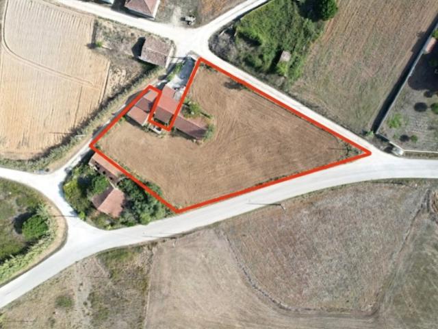 Terreno com 1840 m2 com moradia para recuperação Moita Ferreiros Lourinha
