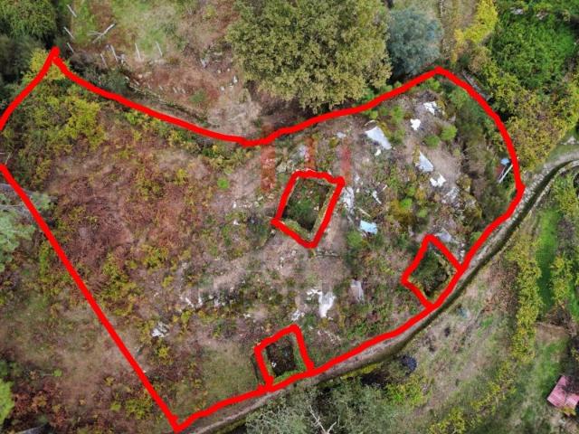 Terreno com 1.000 m² e Três Ruínas para Recuperar