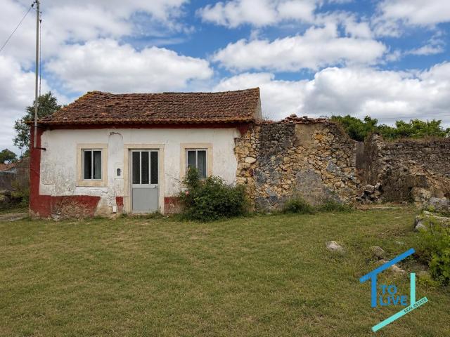 Terreno com 1.280 m2 e Duas Ruínas | Excelente Potencial de Reconstrução | Fungalvaz | Próximo de Tomar e Torres Novas