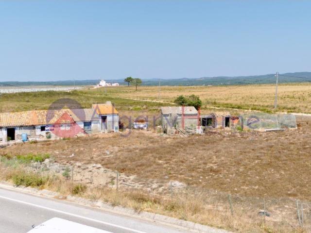 Terreno com 1.577 m² e Ruína para Recuperação | Excelente Lo. 100m² Rogil