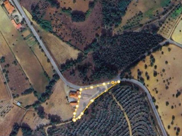 Terreno com 1.500m² Enxames, Fundão | Ruína e Palheiro