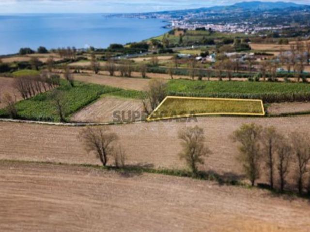 Terreno com 1.880 m², localizado em Água de Pau, no concelho da Lagoa