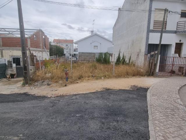 Terreno com 220 m2 no laranjeiro para moradia geminada