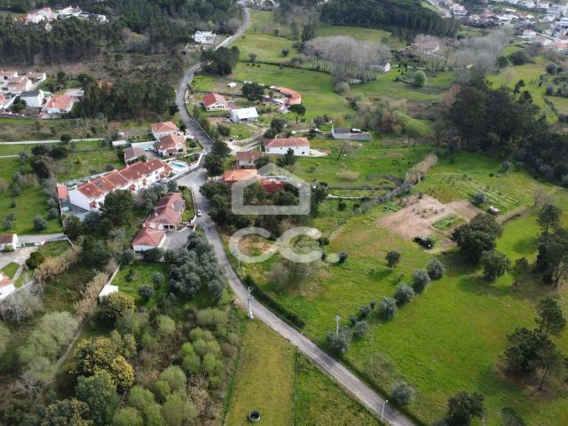 Terreno com 2440 m2 e projeto aprovado para moradia isolada nos Parceiros, Leiria