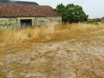 terreno com 2 casas em pedra e espigueiro