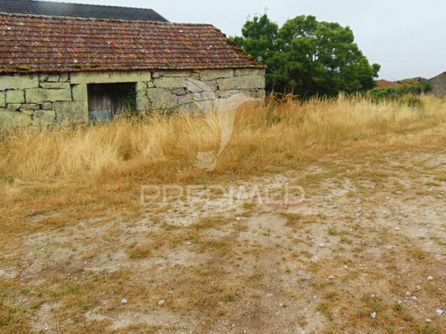 terreno com 2 casas em pedra e espigueiro
