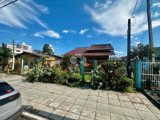 Terreno com 2 casas, 3 dormitórios, mobiliadas e com vaga de garagem em Capão da Canoa
