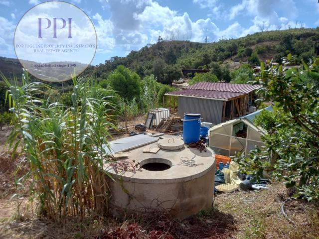 Terreno com 2 pequenos lagos e pequena arrecadação
