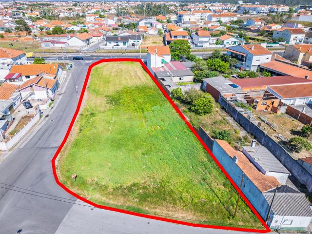 Terreno com 2.117 m² e elevado potencial construtivo. Antigo projeto aprovado para prédio de apartamentos e índice de construção 1. Uma excelente oportunidade para promotores imobiliários