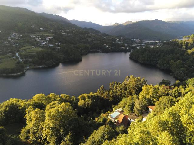 Terreno com 2.240m2 ² com vista deslumbrantes para o rio no Gerês