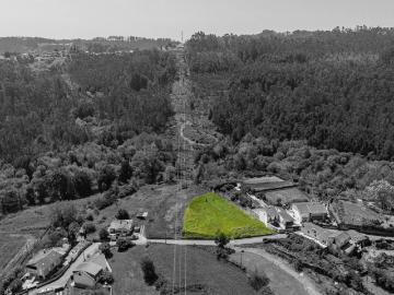 Terreno com 2.200 m² em Santiago de Riba Ul: Localização Estratégica e Projeto Aprovado