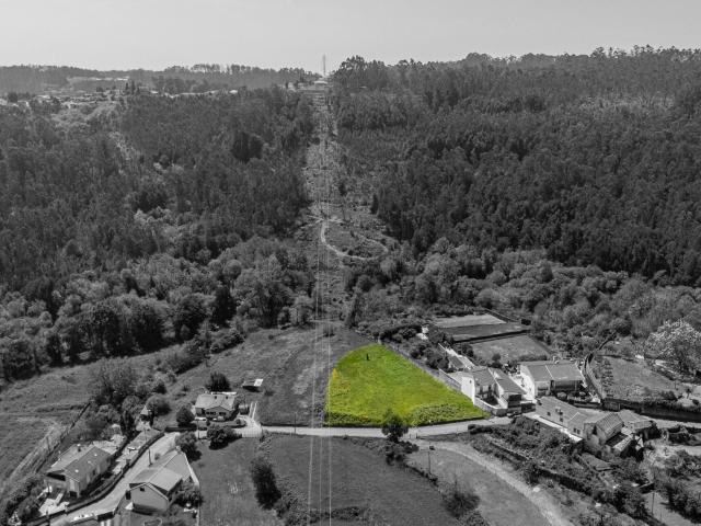 Terreno com 2.200 m² em Santiago de Riba Ul: Localização Estratégica e Projeto Aprovado