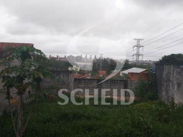 Terreno com 300m2 plano e com pequena construção na região da Pedreira