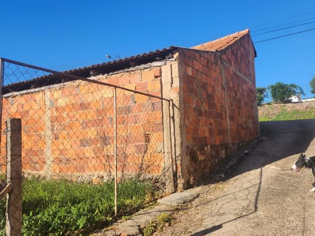 Terreno com 3150 m2 com edifício destinado a armazéns e atividade industrial