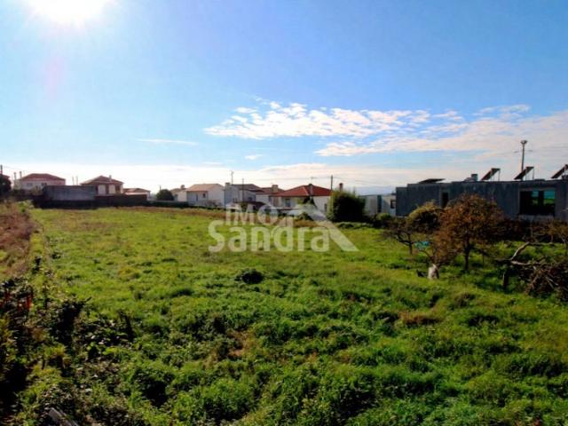 Terreno com 3293m2, zona construtiva