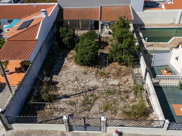 Terreno com 371 m² e Construção de Apoio com 60,40 m² | Fernão Ferro