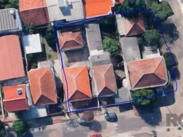 Terreno com 3 casas, no bairro Cristo Redentor, em Porto Alegre, RS