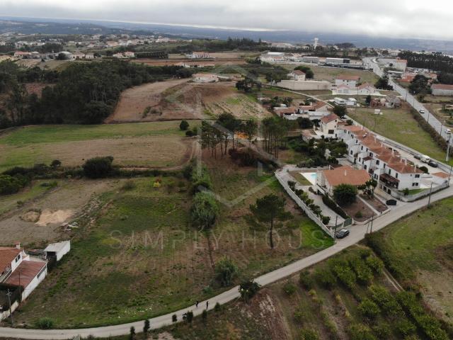 Terreno com 3.100 m² e potencial construtivo a 10 min. de São Martinho do Porto
