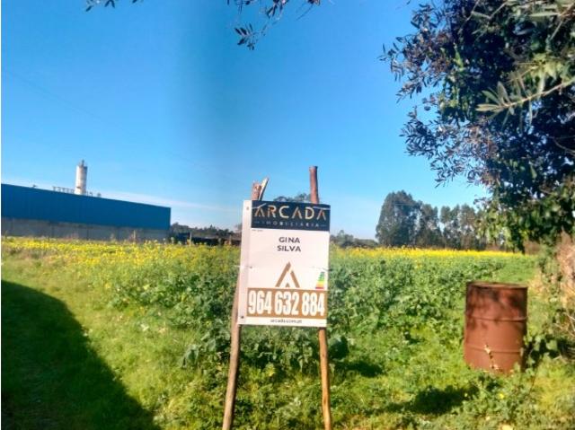 Terreno com 3.690 m² na zona industrial de Eixo