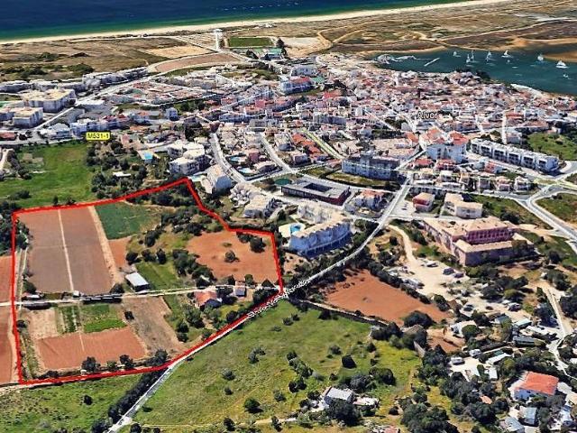 Terreno com 3.8ha, sendo que 19.000m2 se destinam a ocupação turística, localizado junto ao Alvor