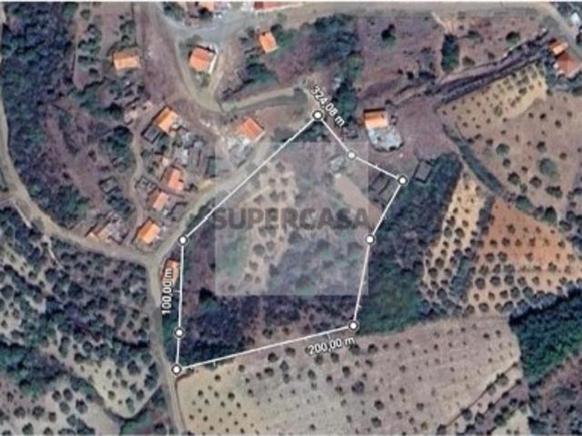 Terreno com três Casas