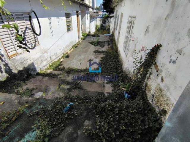Terreno, com uma área total de 400 m² e uma frente de 10 metrôs