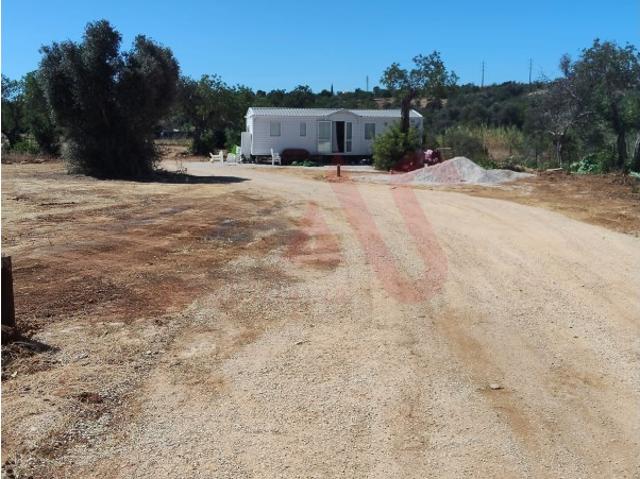Terreno com uma área total de 24.070 m2 com 1 Bungalow T2 em Albufeira