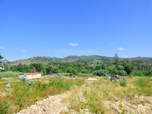 Terreno, com uma parte em zona de construção, à venda em Barbeita, Monção