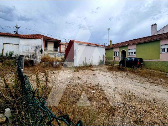 Terreno com viabilidade de construção de 6 apartamentos em Leiria
