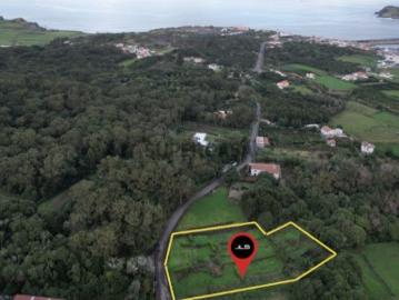 Terreno com viabilidade de construção na zona do Pinheiro, Praia, Ilha da Graciosa