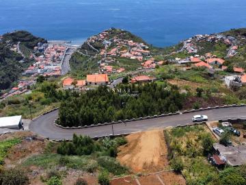 Terreno com Vista Desafogada e Excelente Exposição Solar na Ribeira Brava