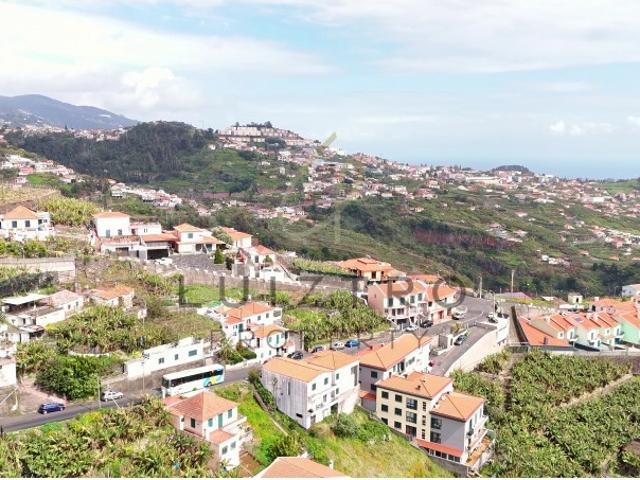 Terreno com vista exclusiva em Câmara de Lobos
