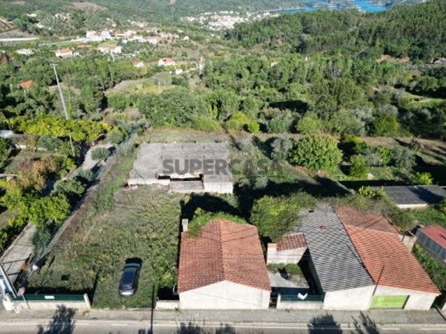 Terreno com vista fantástica sobre a Albufeira do Castelo do Bode com 5.840 metros quadrados com garagens e moradia em inicio de construção no centro da Aldeia da Serra, Tomar