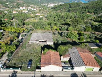 Terreno com vista fantástica sobre a Albufeira do Castelo do Bode com 5.840 metros quadrados com garagens e moradia em inicio de construção no centro da Aldeia da Serra, Tomar