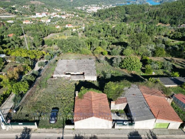 Terreno com vista fantástica sobre a Albufeira do Castelo do Bode com 5.840 metros quadrados com garagens e moradia em inicio de construção no centro da Aldeia da Serra, Tomar