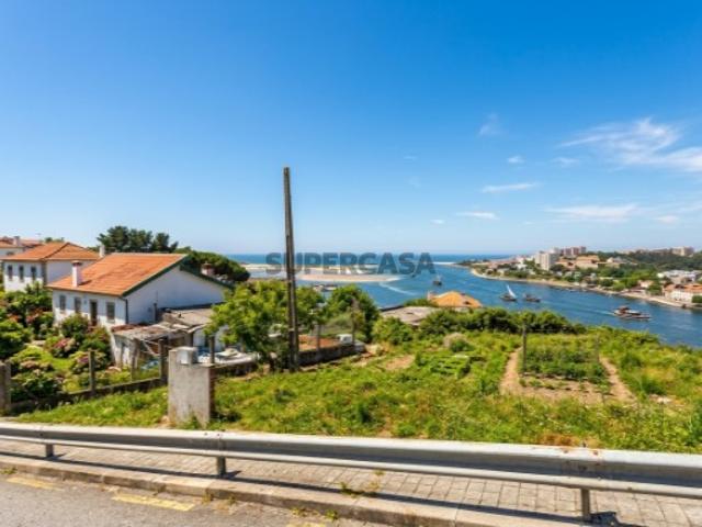 Terreno com vista inalterável e privilegiada para o Rio Douro na Afurada
