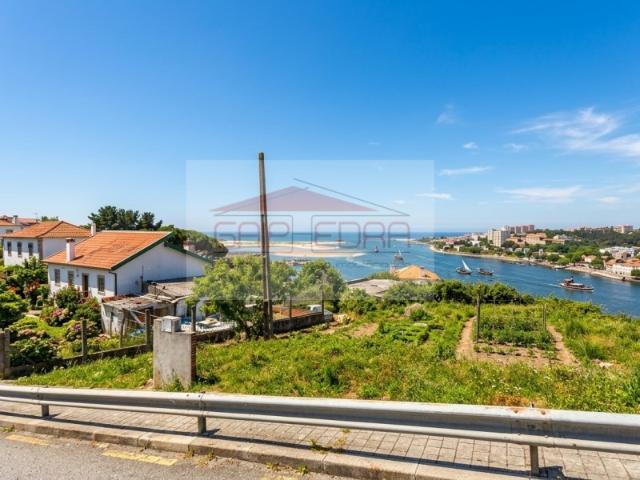 Terreno com vista inalterável e privilegiada para o Rio Douro na Afurada