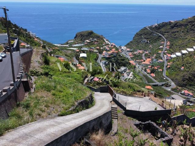 Terreno com Vista Mar Deslumbrante a Poente em Zona Tranquila