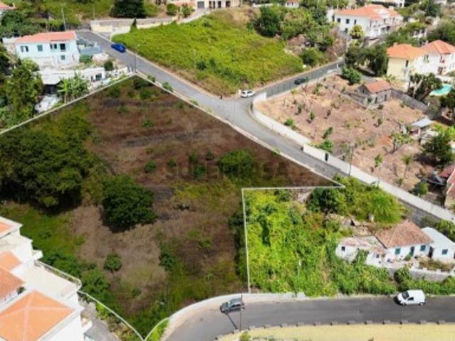 Terreno com Vista Mar e Localização Premium Santa Maria Maior, Funchal