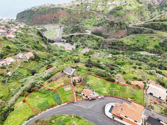 Terreno com Vista Mar e Potencial de Construção no Faial