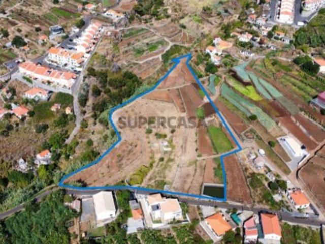 Terreno com Vista Mar e Serra no Livramento, Caniço 12, 840m² com Potencial de Construção
