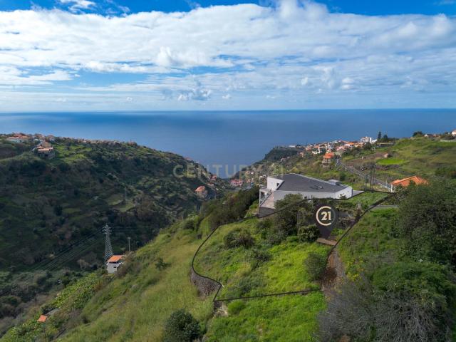Terreno com Vista Mar em Zona Privilegiada Calheta