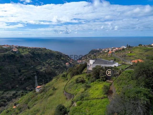 Terreno com Vista Mar em Zona Privilegiada Calheta