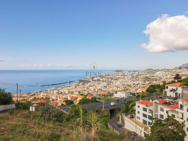 Terreno com Vista Mar no Funchal 2.050m²