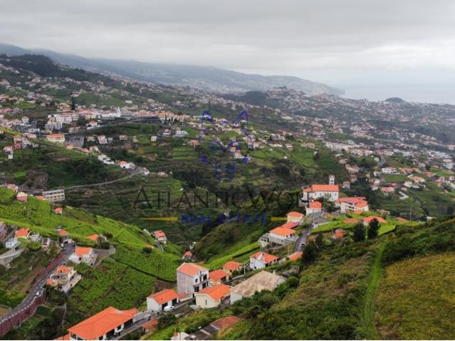 Terreno com Vista Panorâmica sobre Câmara de Lobos e Funchal Oportunidade Única!